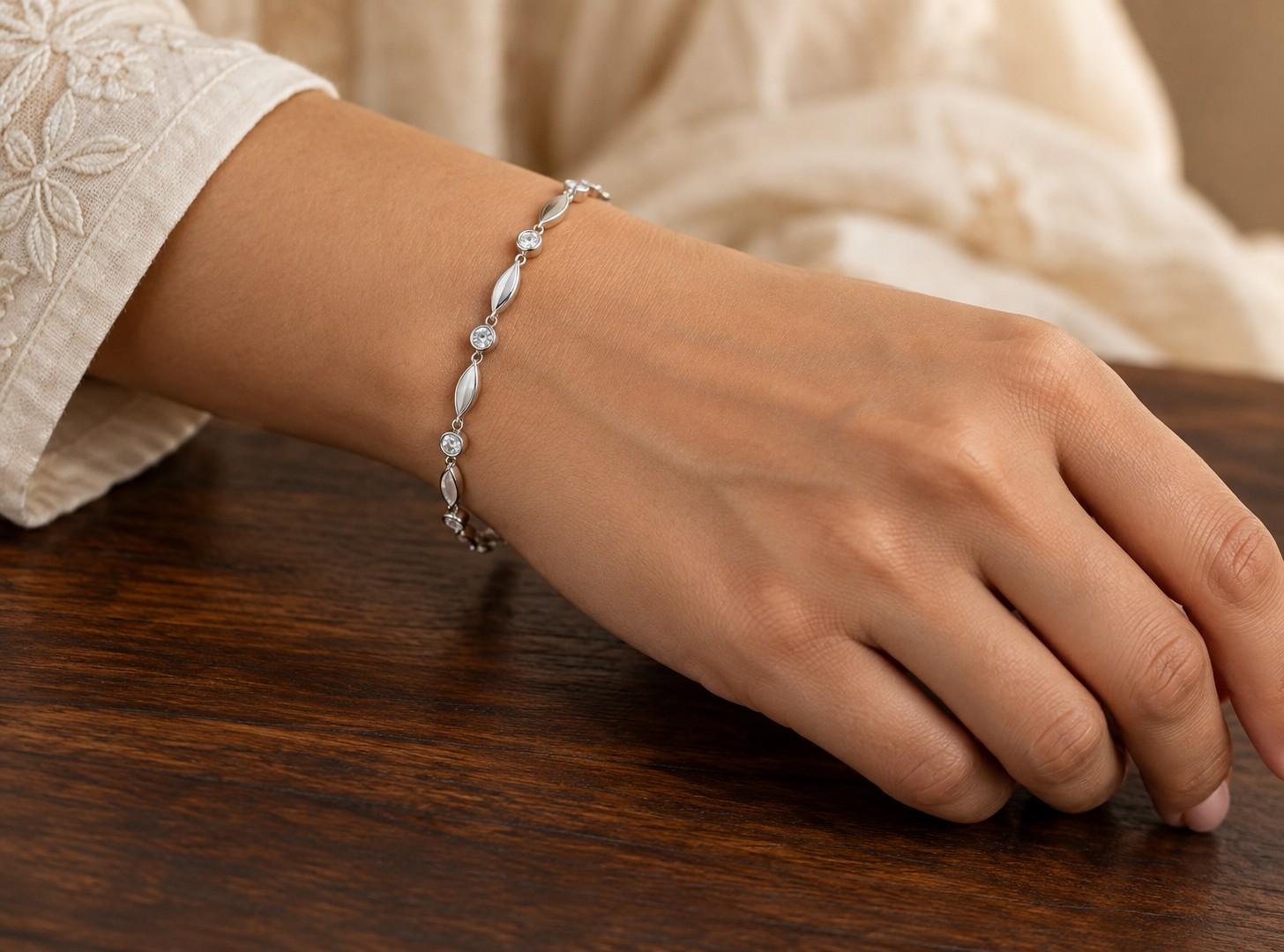 Silver-look women's bracelet with sparkling stones